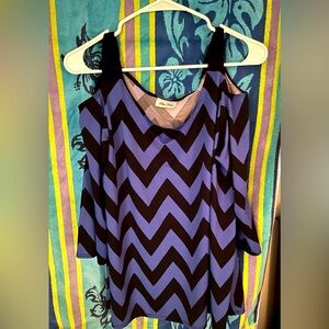 Three-quarter sleeve cold shoulder, Tric print top in black and royal blue sz L